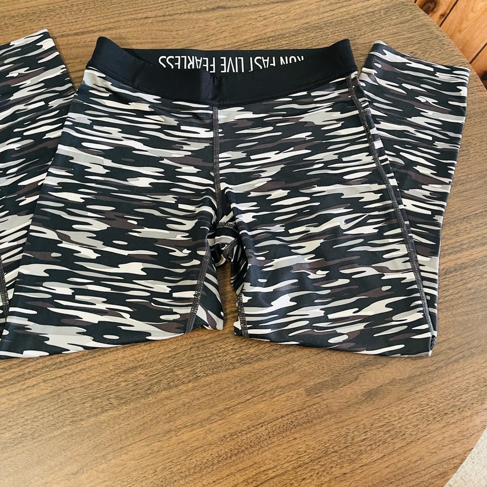 Nike Black and Gray Patterned Leggings - Picture 2 of 8
